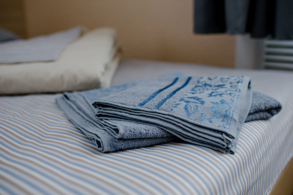 Чистое постельное белье и полотенца